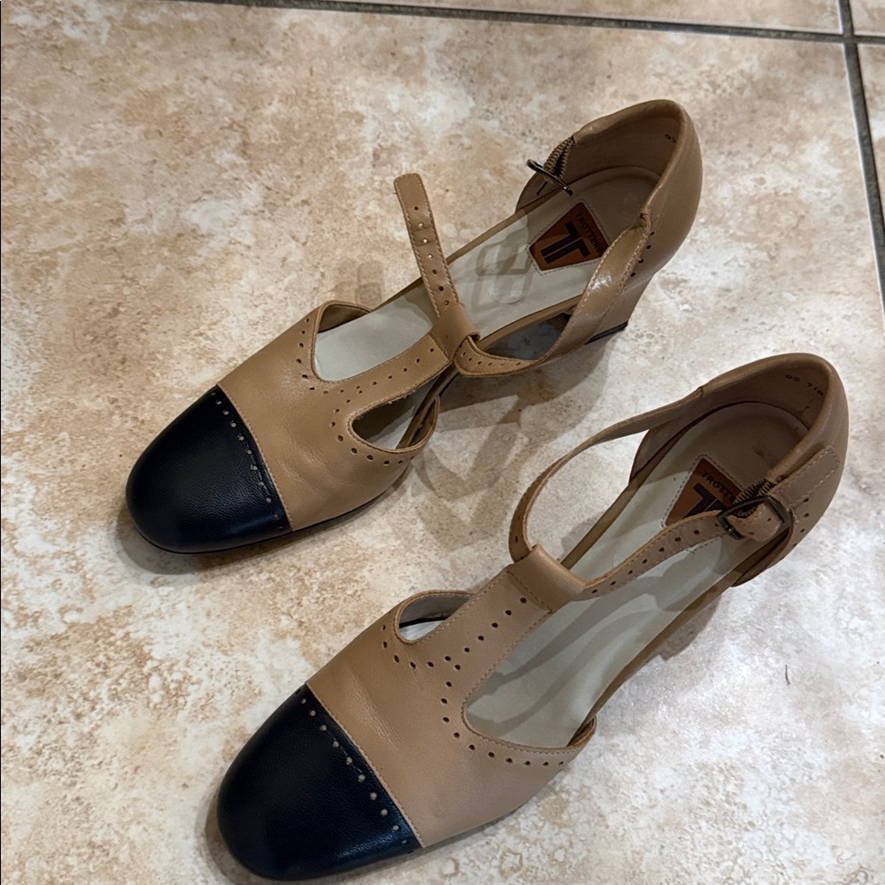 Trotters Wing Tip t-strap tan leather Size 9S. Runs narrow.